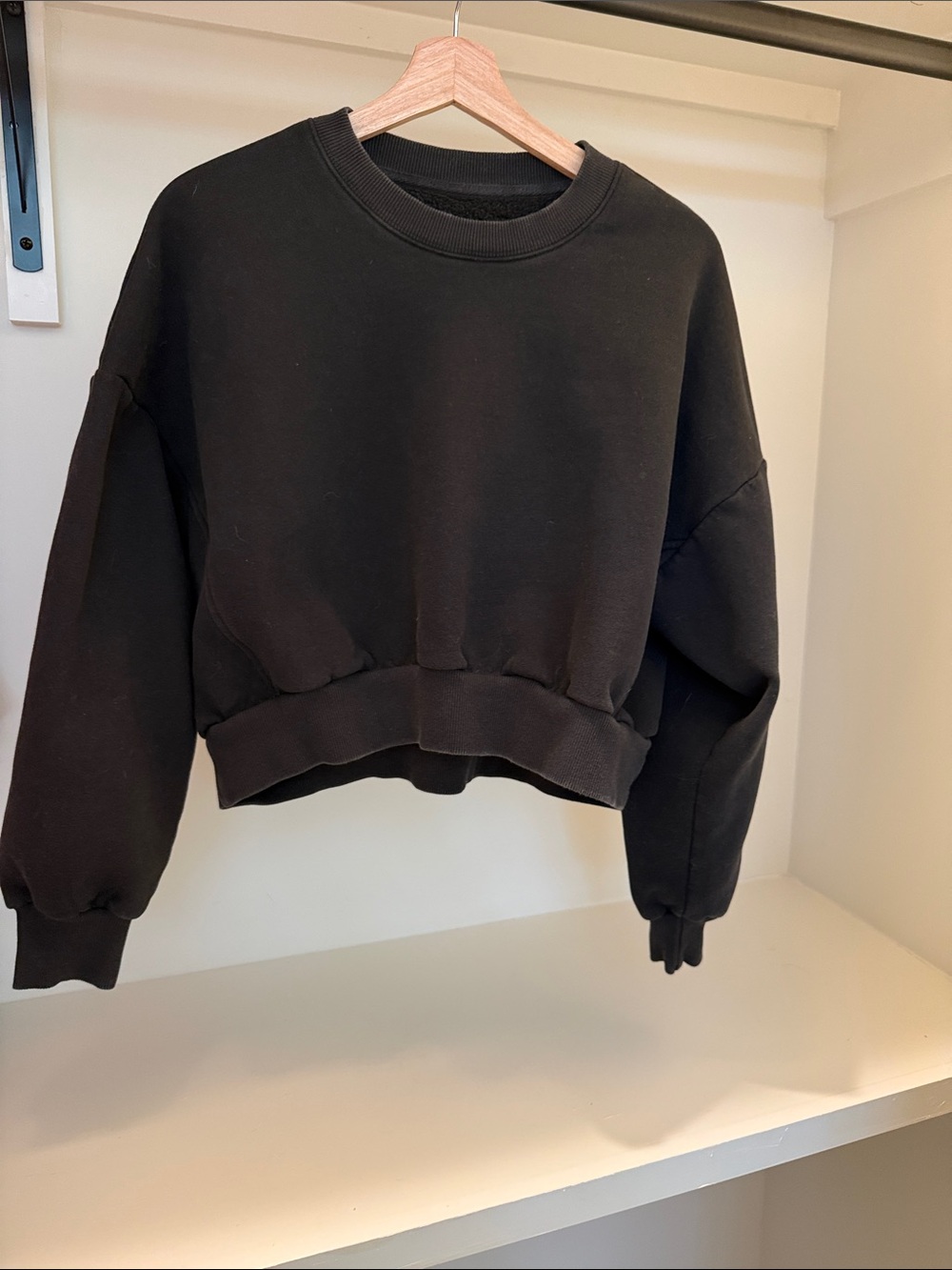 Vuori Restore Mini Crew Cropped Sweatshirt (washed black)